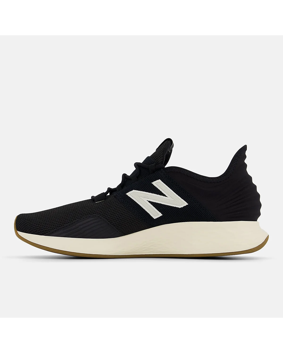 Задняя часть кроссовок New Balance, видна высокая манжета и пяточная область.