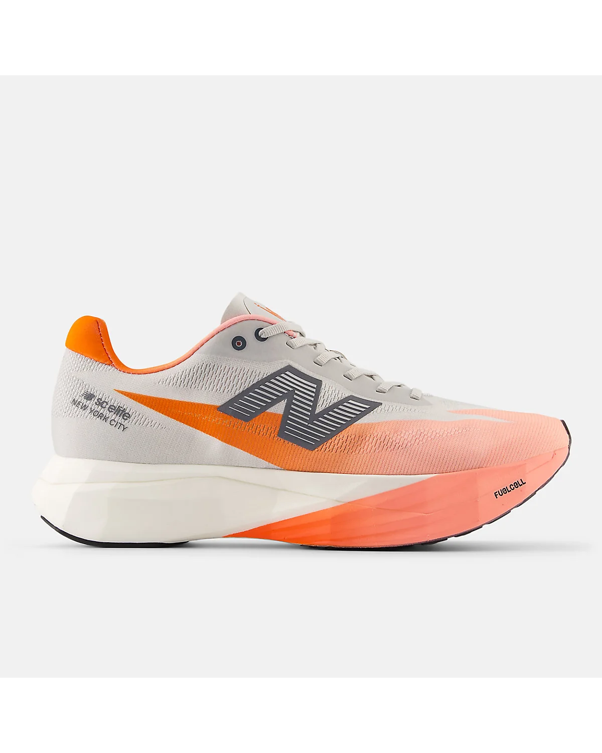 Беговые кроссовки New Balance оранжевого и белого цвета, вид сбоку.