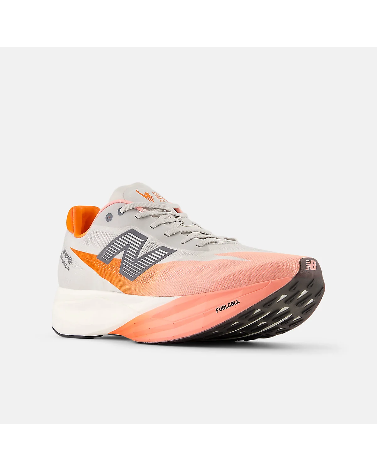 Беговые кроссовки New Balance оранжевые, вид три четверти, видны серые вставки.