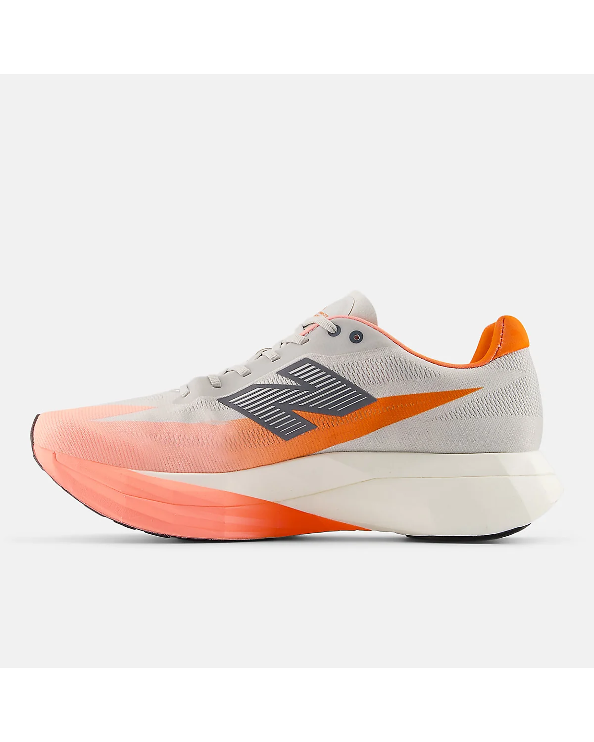 Нижняя часть беговых кроссовок New Balance, видна структура подошвы с чёрными элементами.