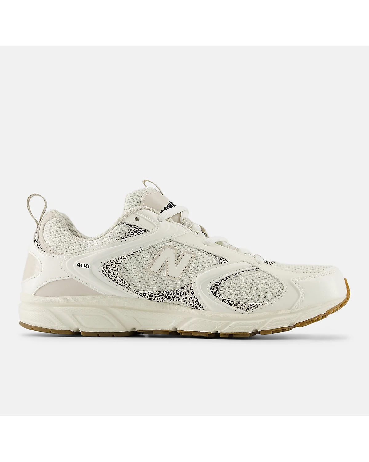 Кроссовки New Balance 408 цвета морской соли с коричневой подошвой, вид сбоку.