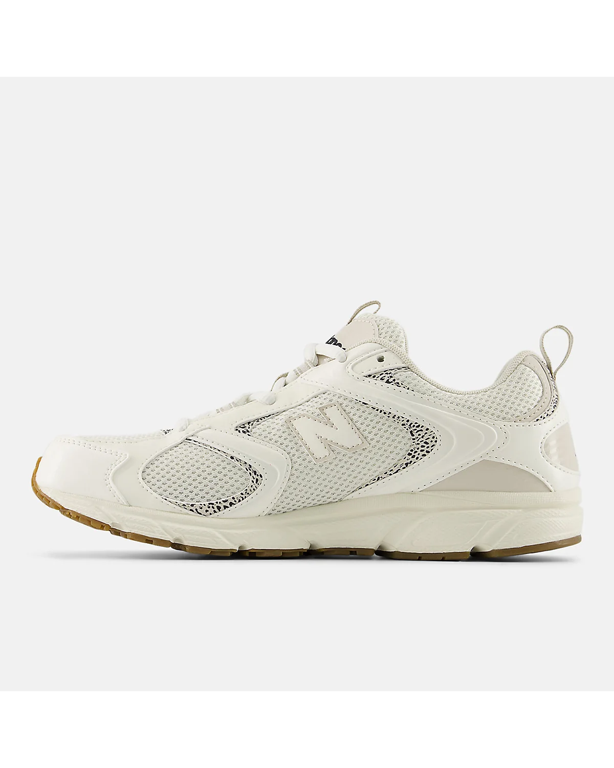 Сбоку кроссовки New Balance 408, видна текстура замши и переход к коричневой подошве.