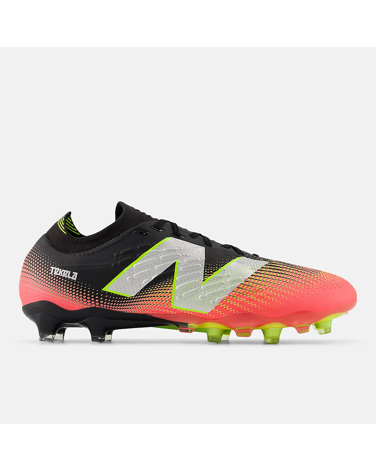 Футбольные бутсы New Balance TEKELA PRO LOW чёрные с коралловым и салатовым, вид спереди.