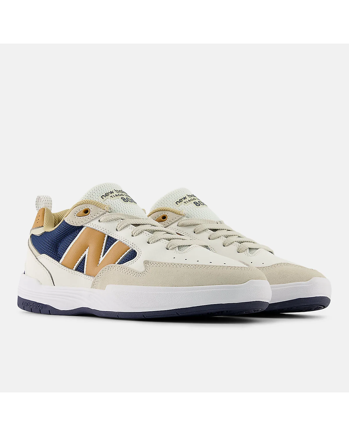 Боковой ракурс скейтовых кроссовок New Balance Numeric 808 Lite с синим язычком.