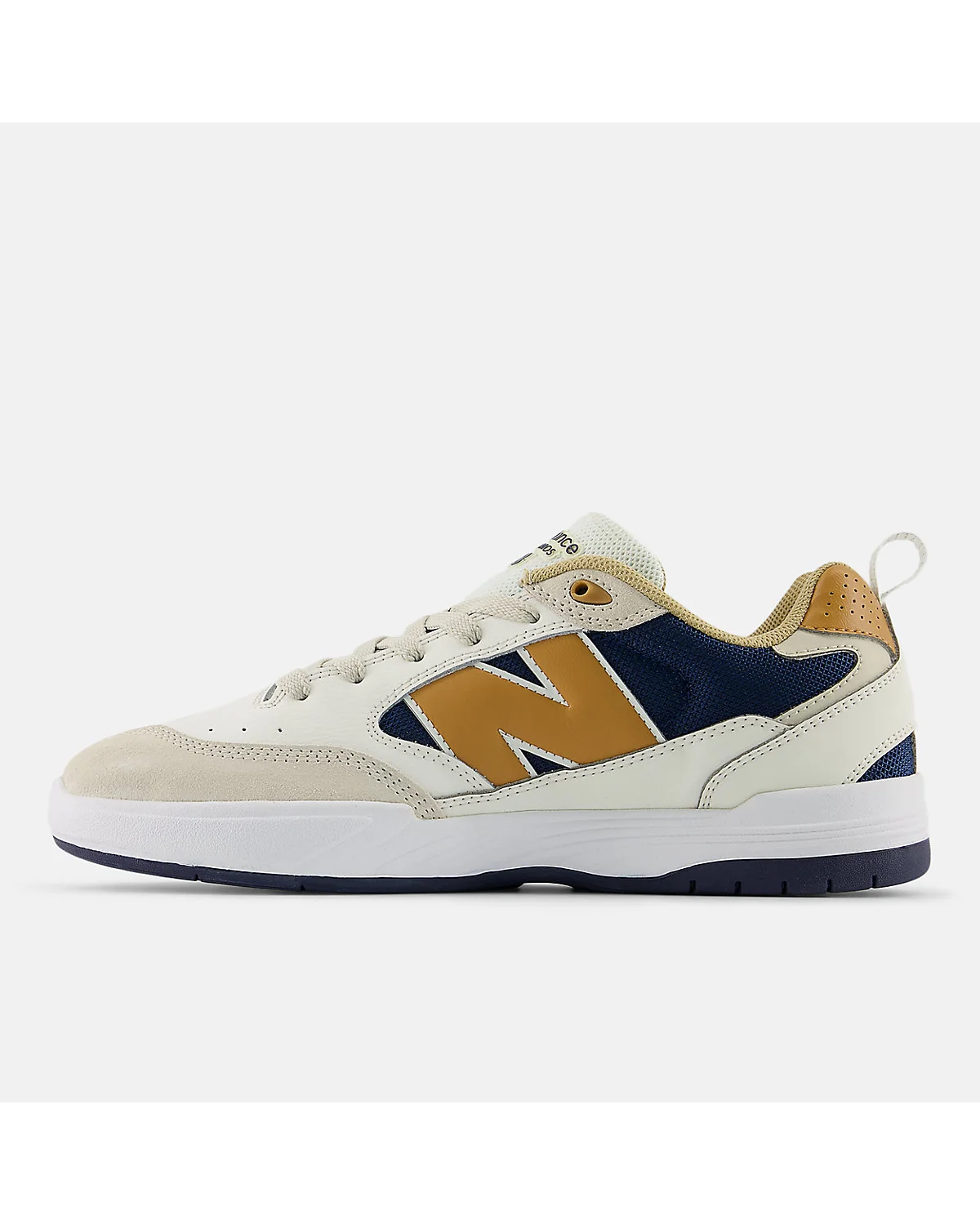 Деталь синего язычка скейтовых кроссовок New Balance Numeric 808 Lite с логотипом.