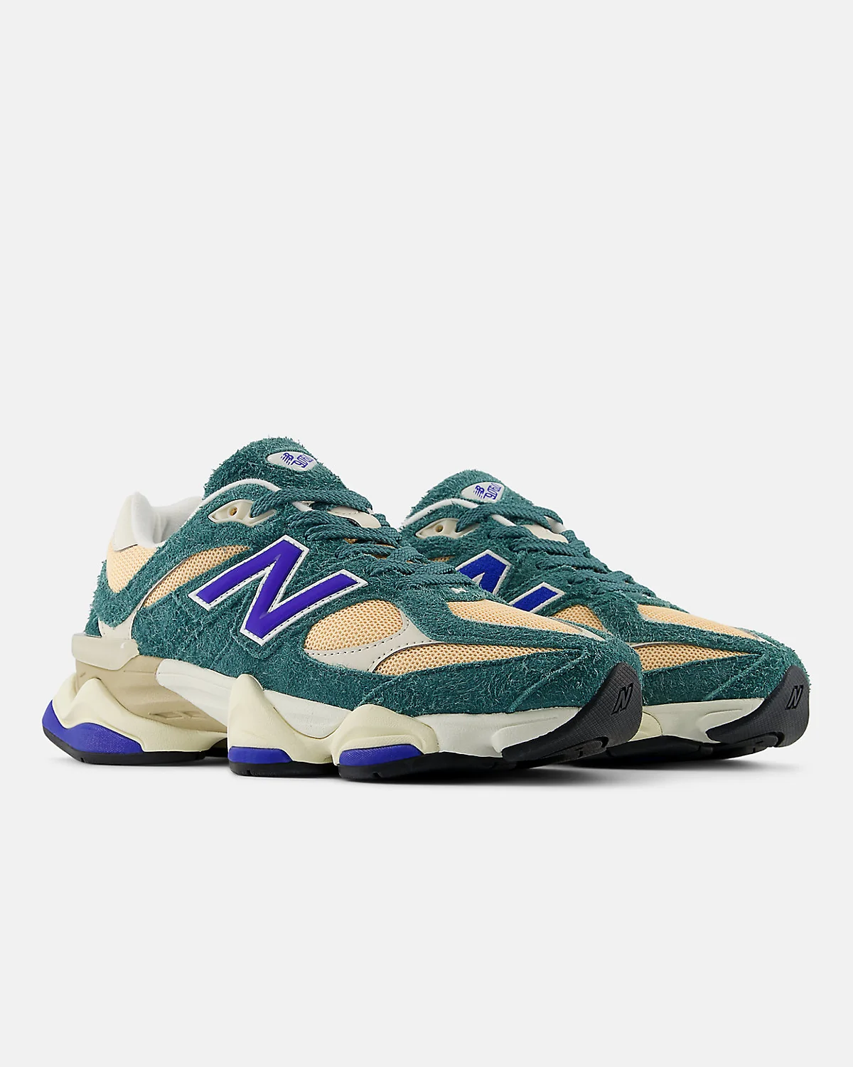 Другой боковой ракурс кроссовок New Balance 9060 с красными деталями.