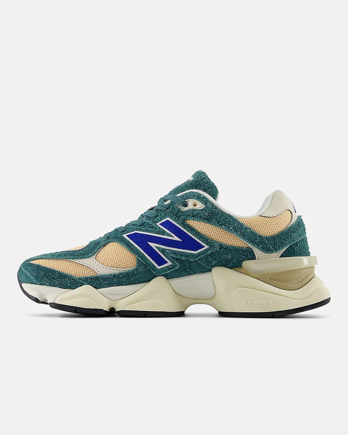 Деталь замши и красной полосы кроссовок New Balance 9060.