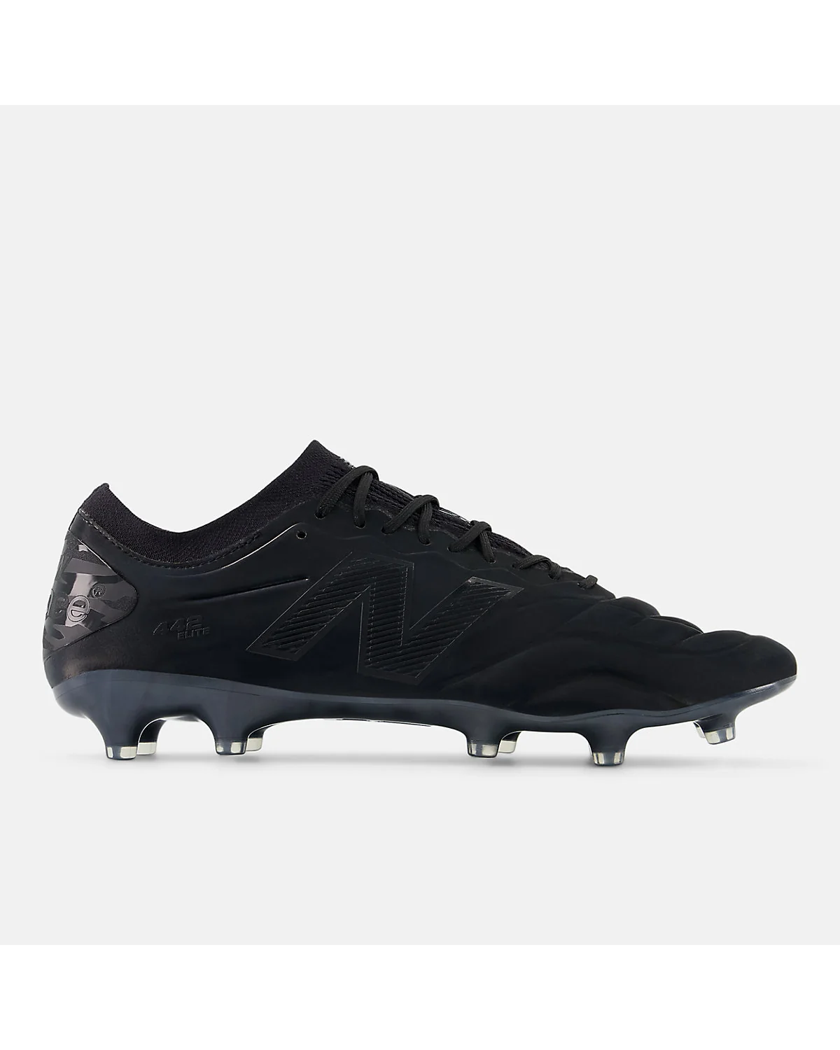Чёрные футбольные бутсы New Balance 442 ELITE V2, вид спереди.