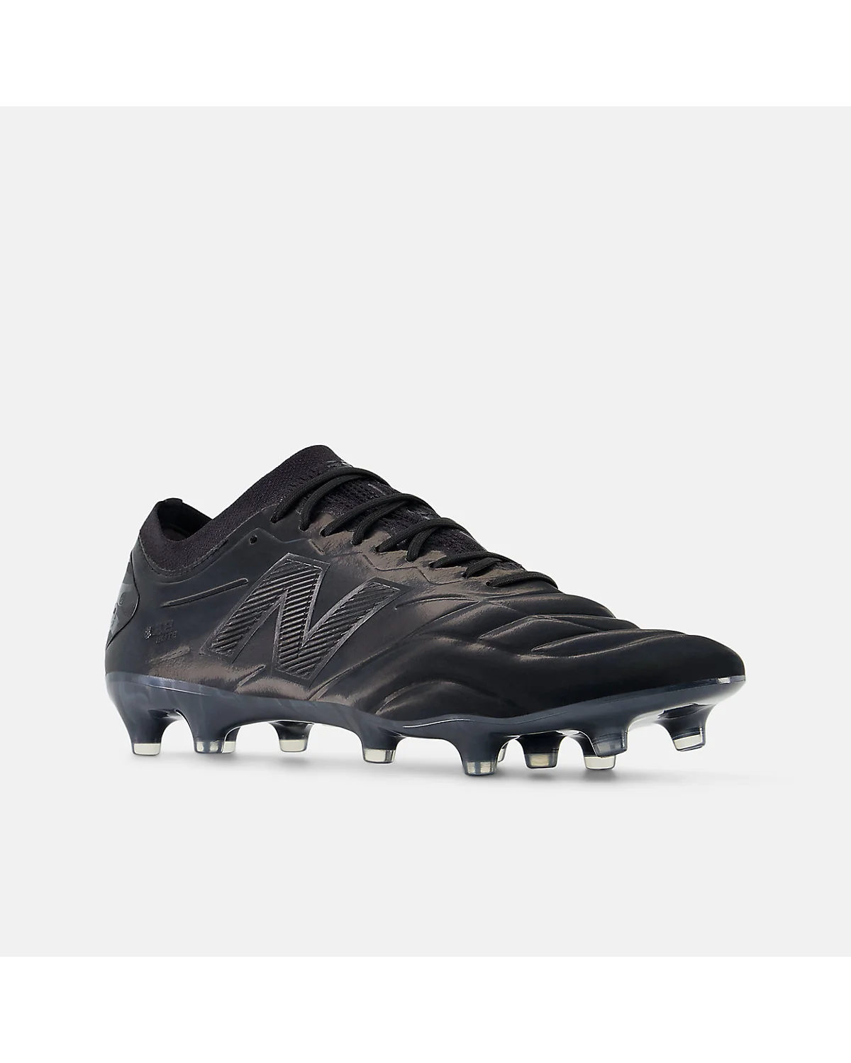 Подошва чёрных футбольных бутс New Balance 442 ELITE с шипами, вид снизу.