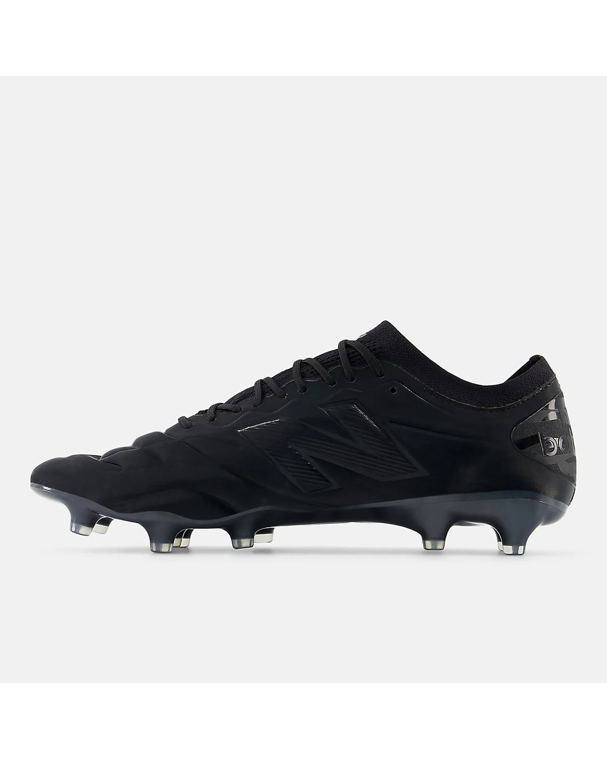 Боковой ракурс чёрных футбольных бутс New Balance 442 ELITE V2.