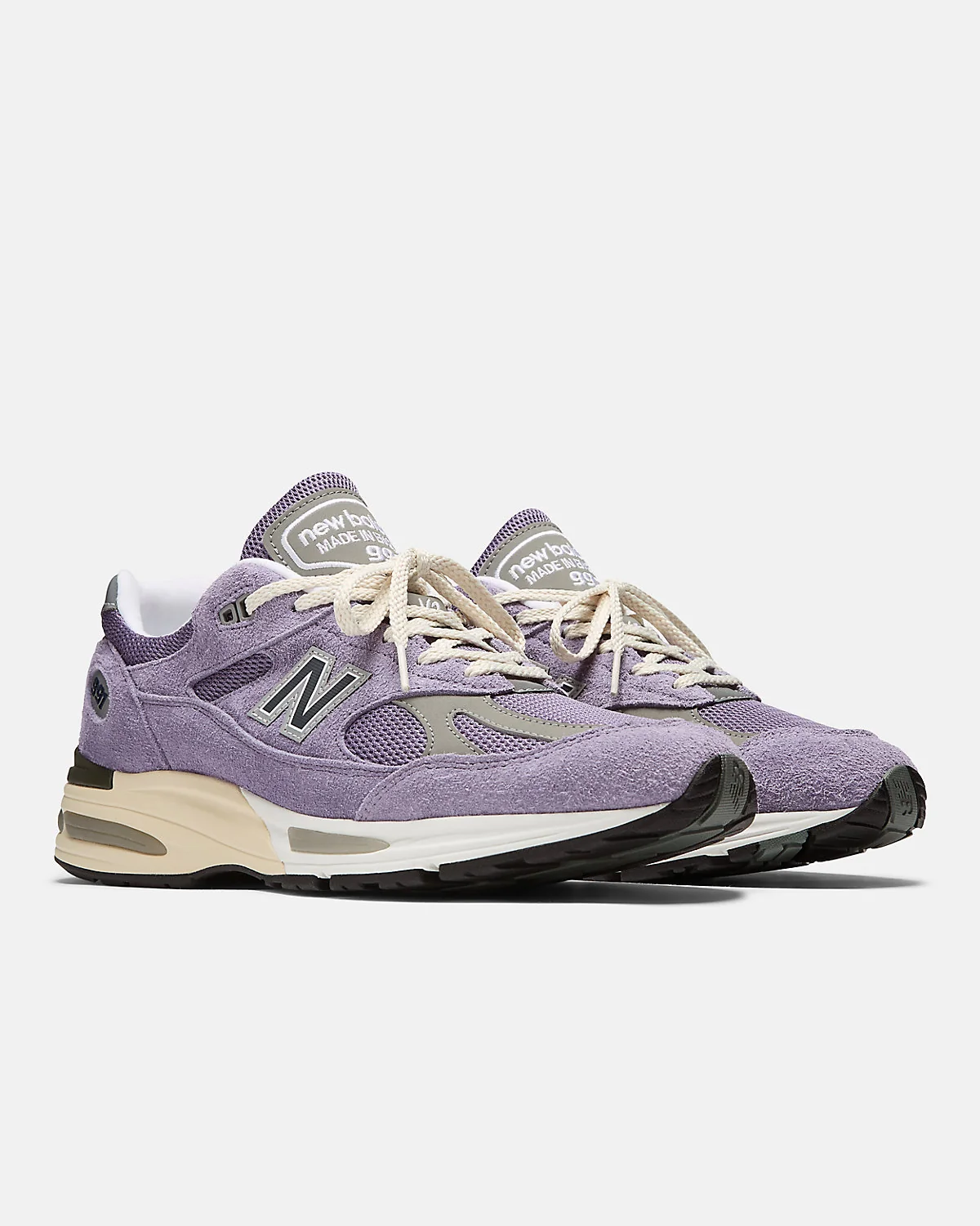 Другой вид сбоку кроссовок New Balance 991v2 Grounded с пастельными вставками.