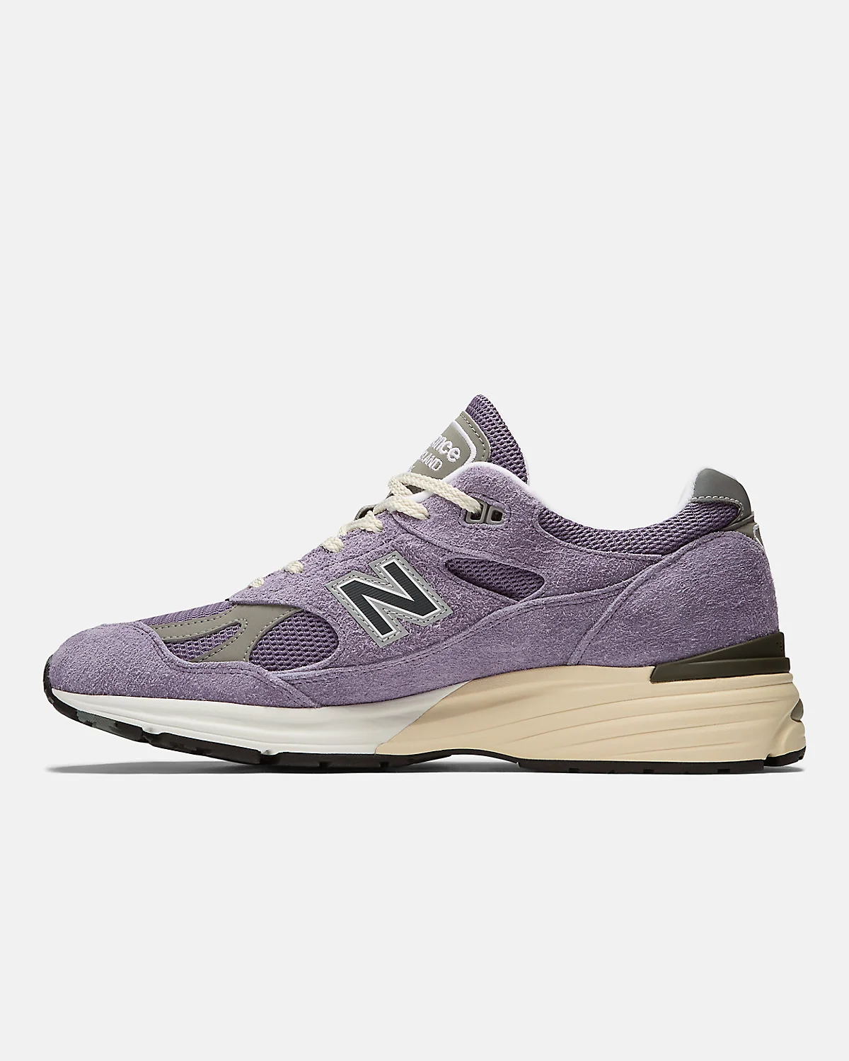 Деталь золотистой замши и сетки кроссовок New Balance 991v2.