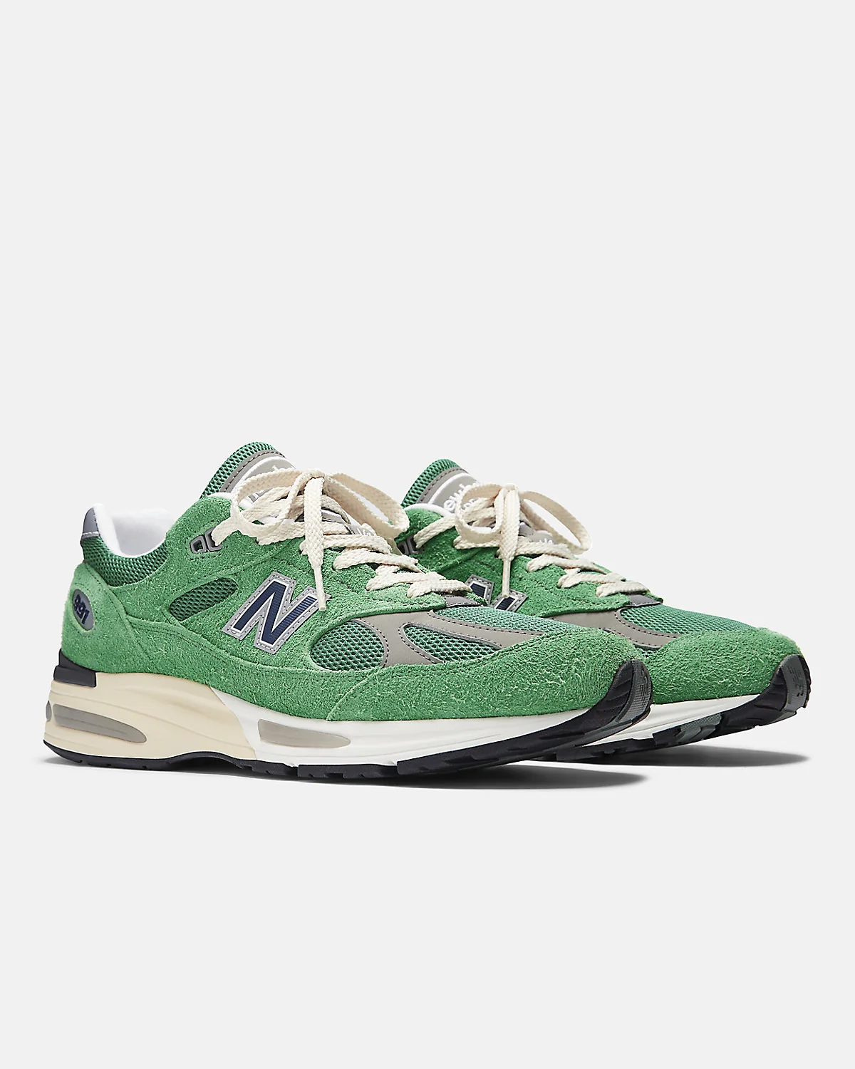 Другой боковой ракурс кроссовок New Balance 991v2 с голубой джинсовой текстурой.