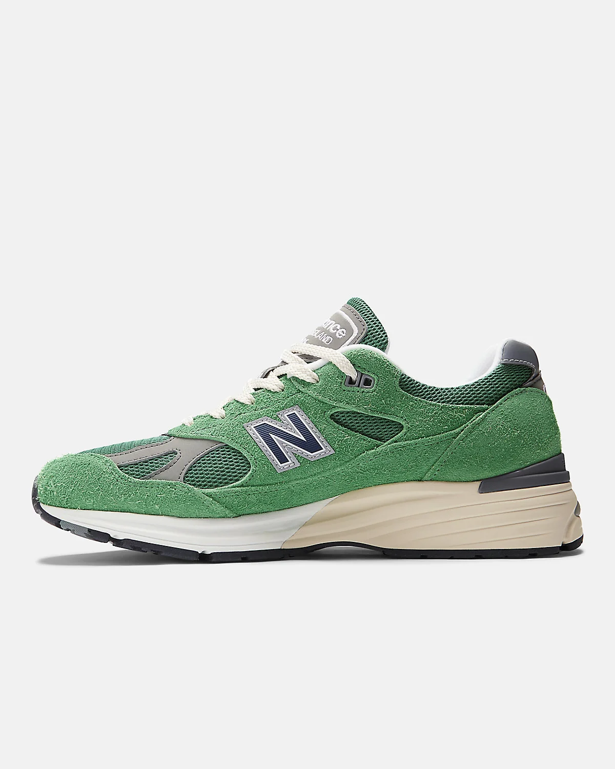 Деталь голубой денимовой текстуры кроссовок New Balance 991v2 Grounded.