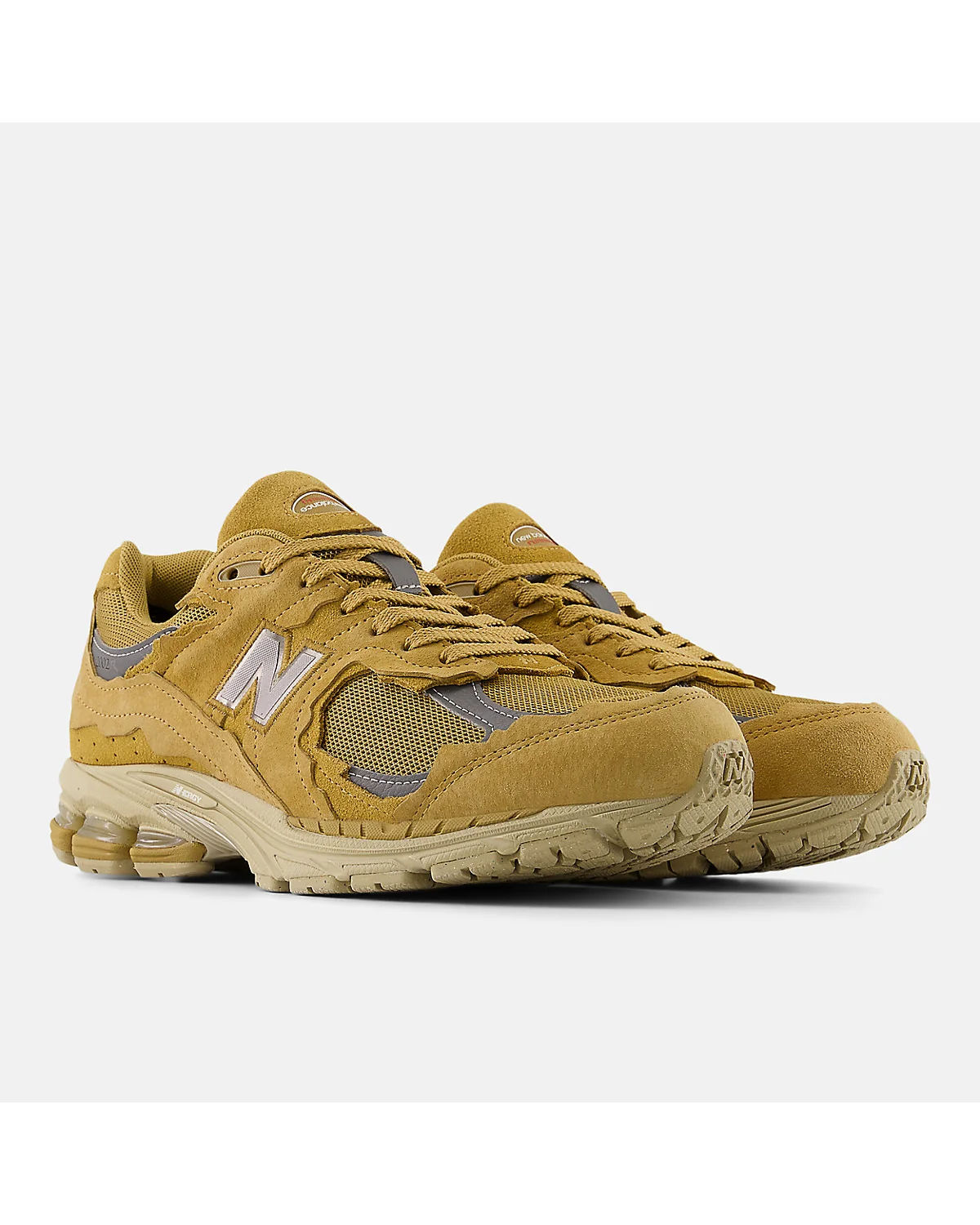 Бежевые кроссовки New Balance 2002DX, вид спереди-сбоку.