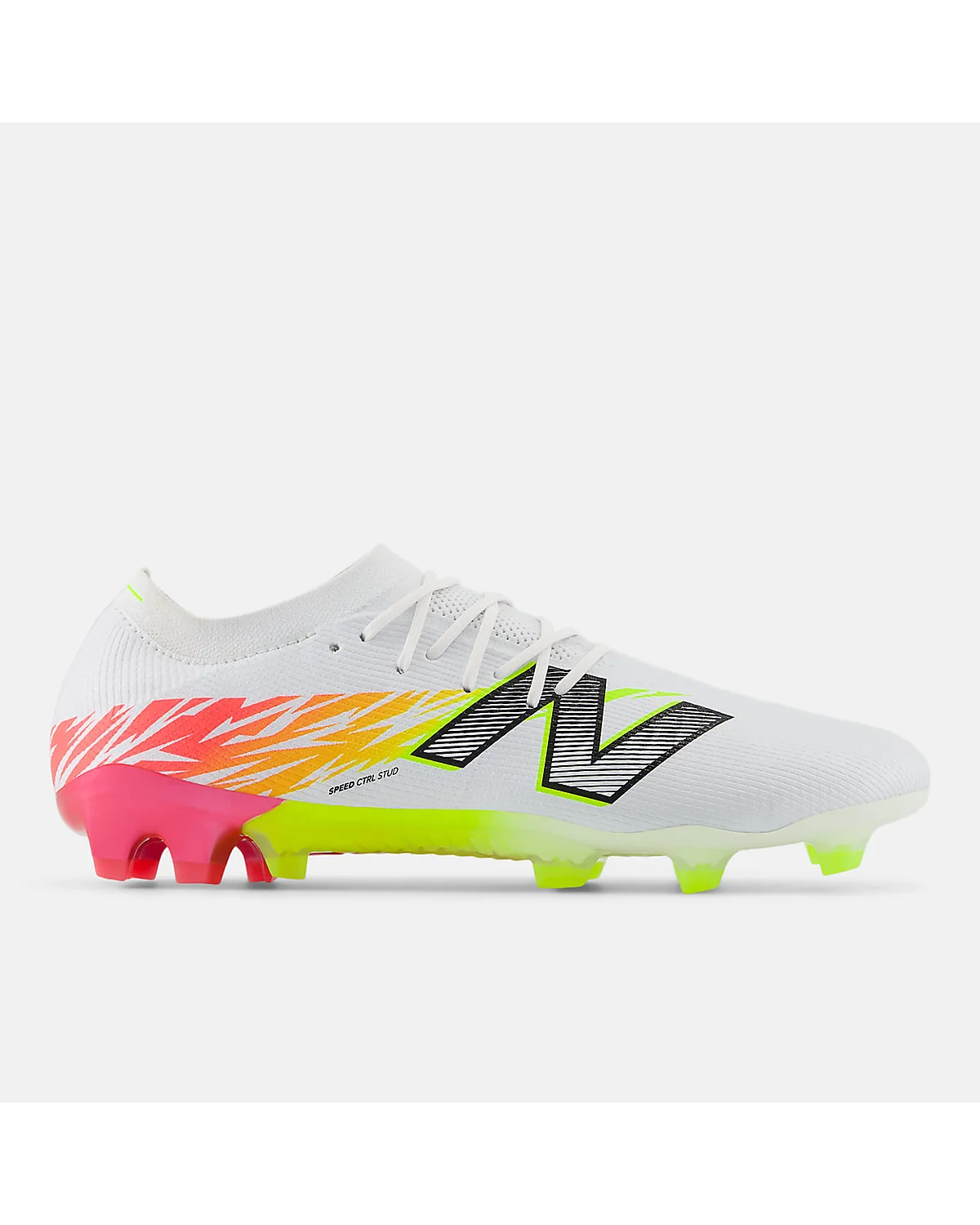 Белые футбольные бутсы New Balance Furon Elite FG с красными и жёлтыми вставками.