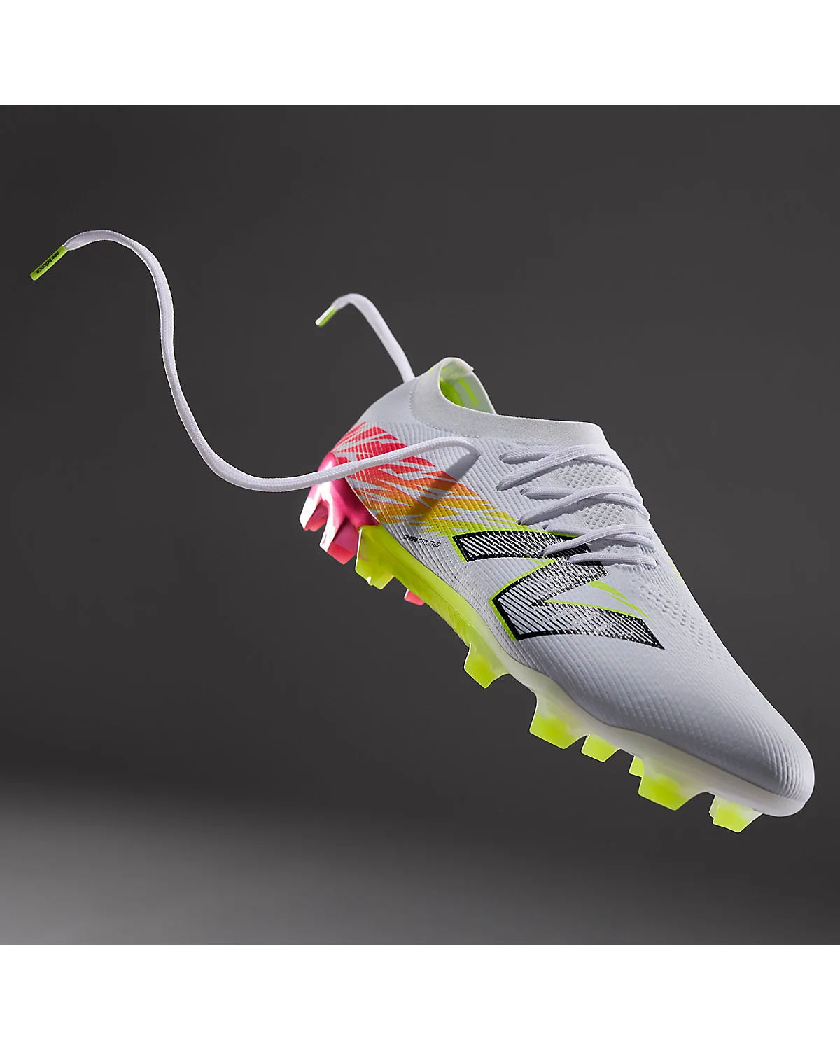 Подошва бутс New Balance Furon Elite с шипами для газона, вид сбоку.