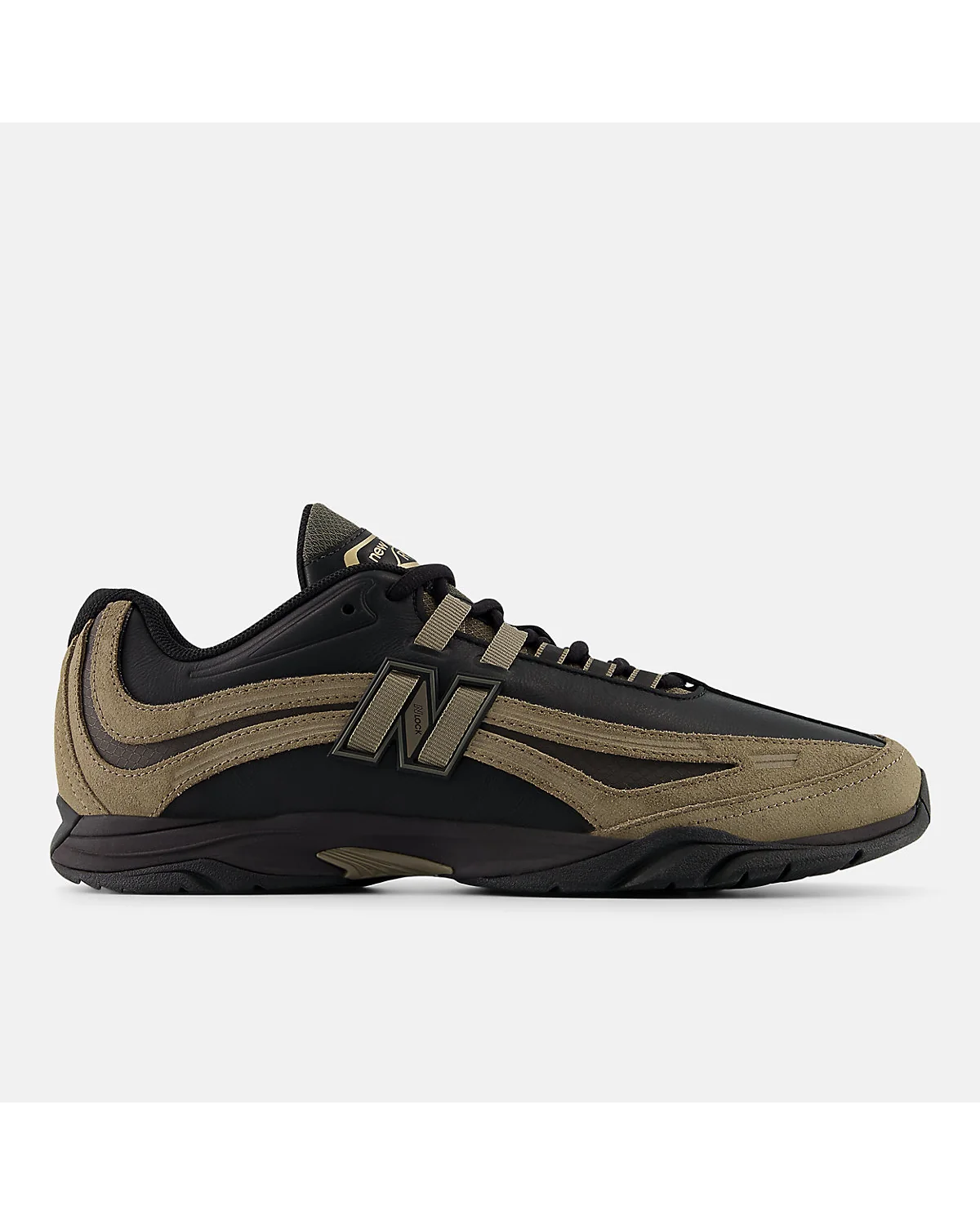 Кроссовки New Balance RC56 с чёрными и бежевыми блоками, вид сбоку.