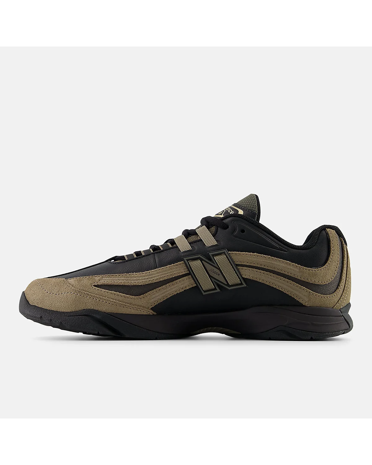 Подошва кроссовок New Balance RC56 с массивными сегментами.