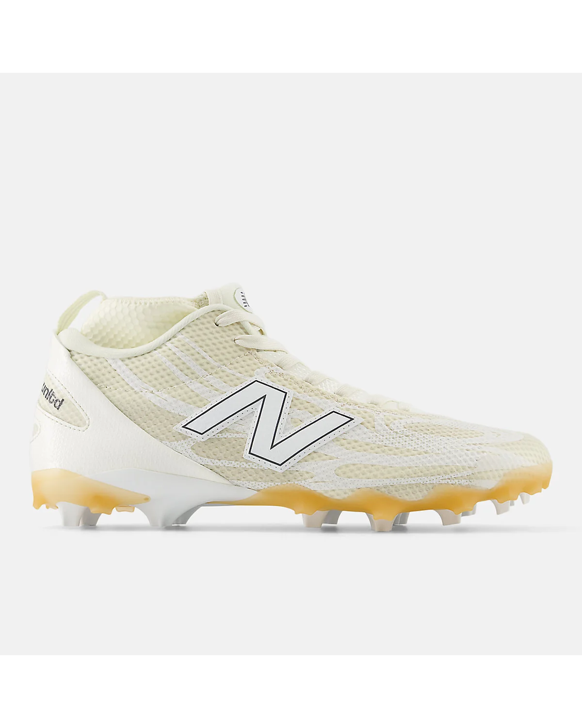 Белые кроссовки New Balance FreezeLX v5 LE с золотистыми шипами, вид сбоку.