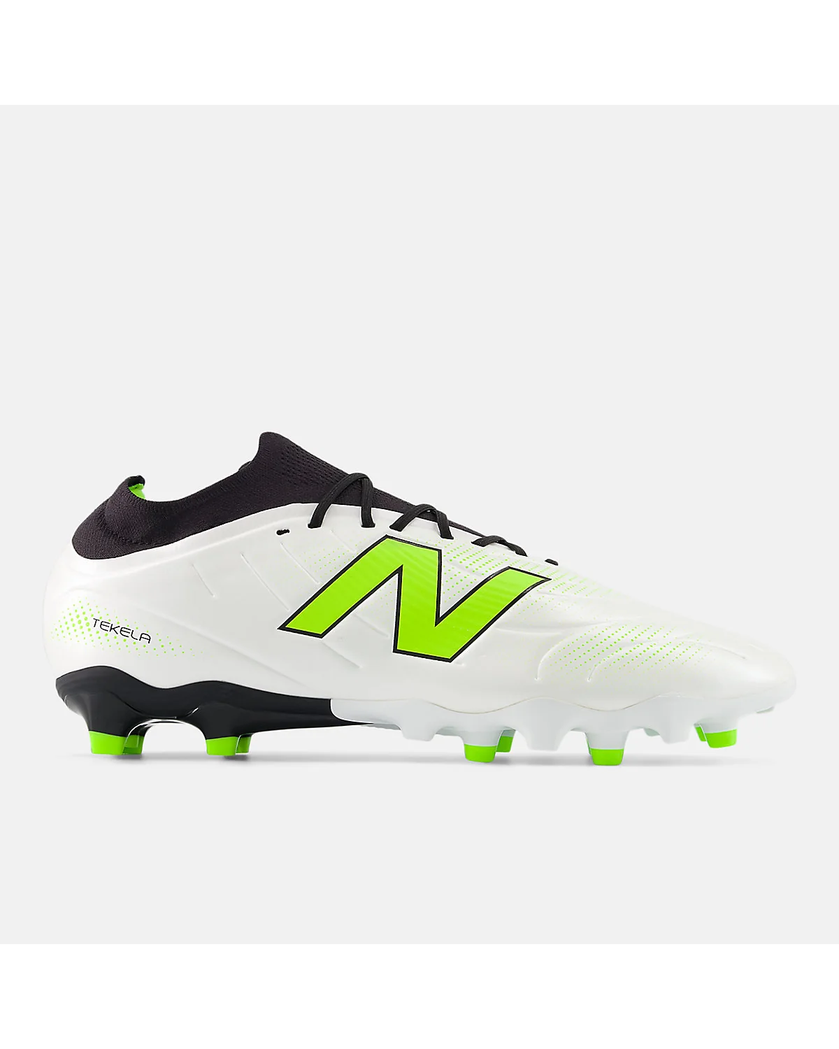 Белые футбольные бутсы New Balance Tekela с чёрно-зелёными вставками, вид сбоку.