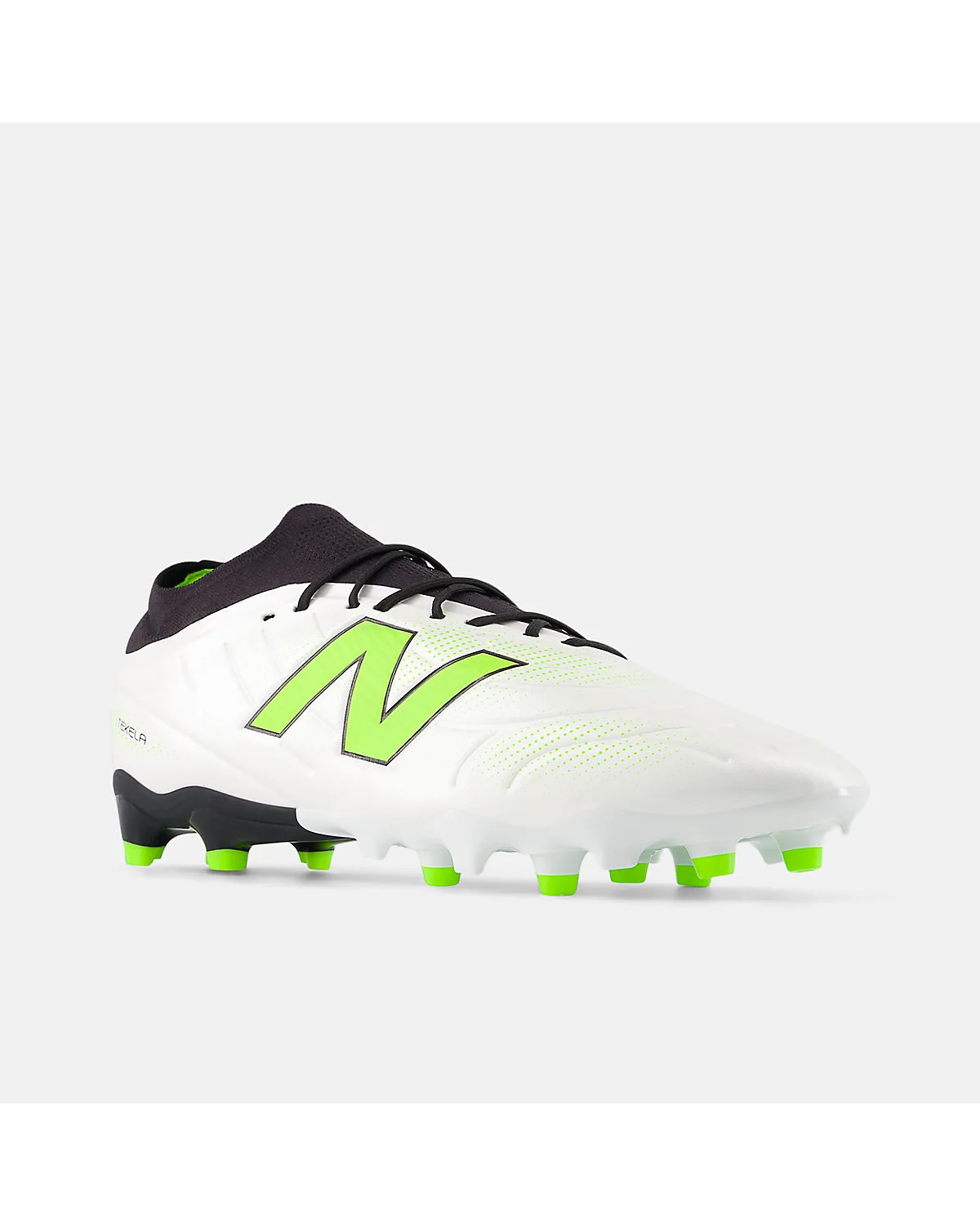 Шипованная подошва бутс New Balance Tekela для футбола, вид сзади.