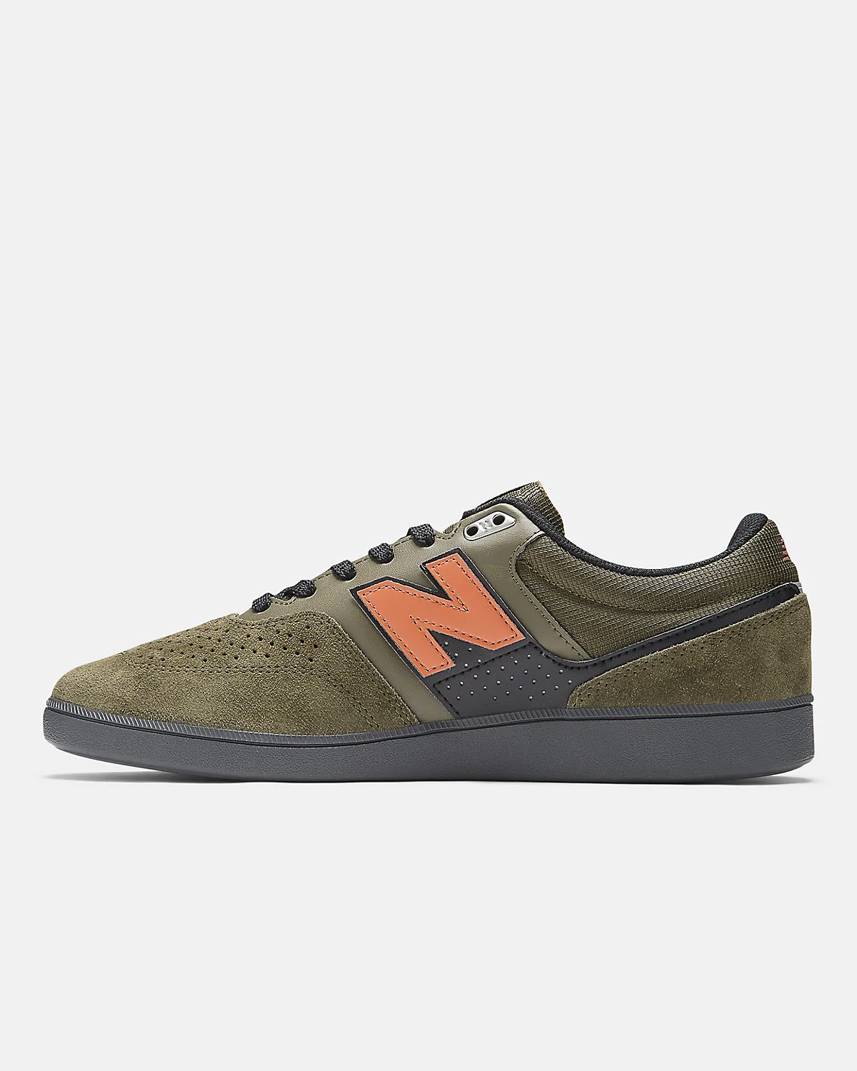 Подошва кроссовок New Balance Numeric 508 с коричневым резиновым профилем.