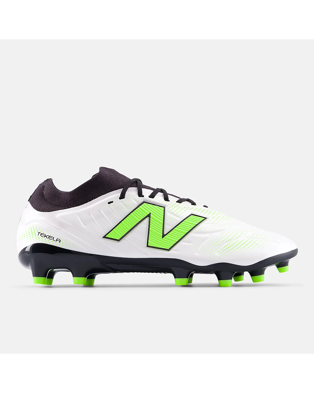 Белые женские бутсы New Balance Tekela с чёрным и зелёным, вид сбоку.