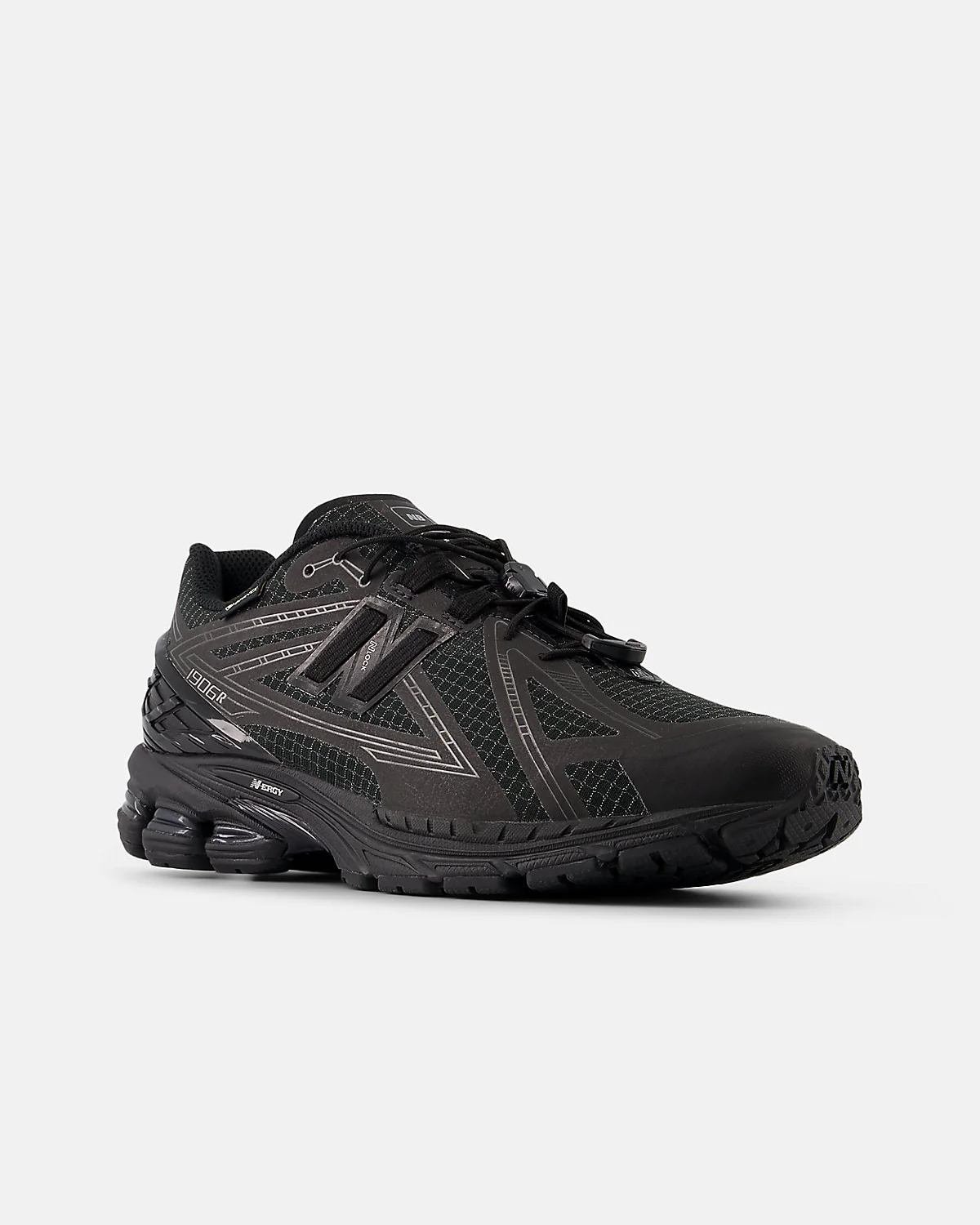 Чёрные кроссовки New Balance U1906XV1 Gore-Tex, вид трёхчетвёрти сбоку.