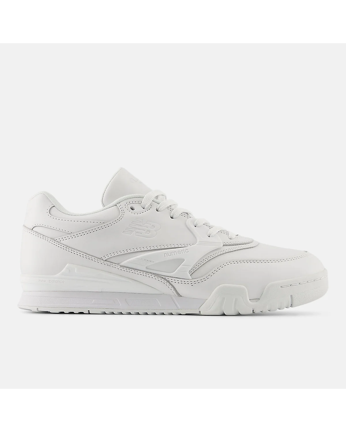 Белые кроссовки New Balance Numeric 770 с кожаным верхом, вид сбоку.