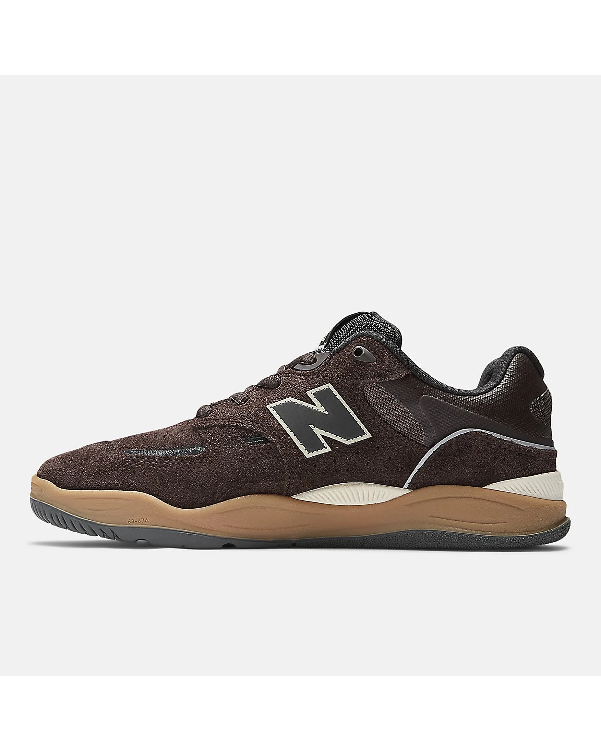 Текстура коричневой замши и чёрной кожи на кроссовках New Balance Tiago Lemos 1010.