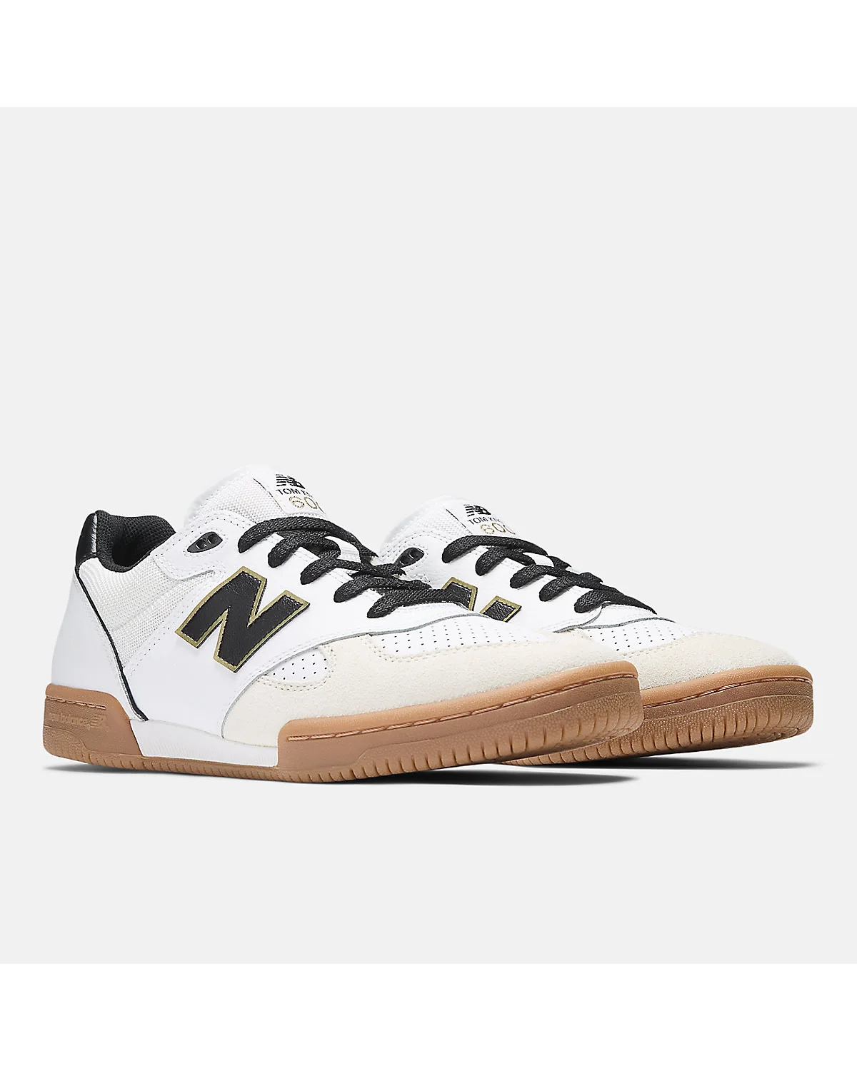 Кроссовки New Balance Tom Knox 600 белые с чёрным, вид сзади под углом.