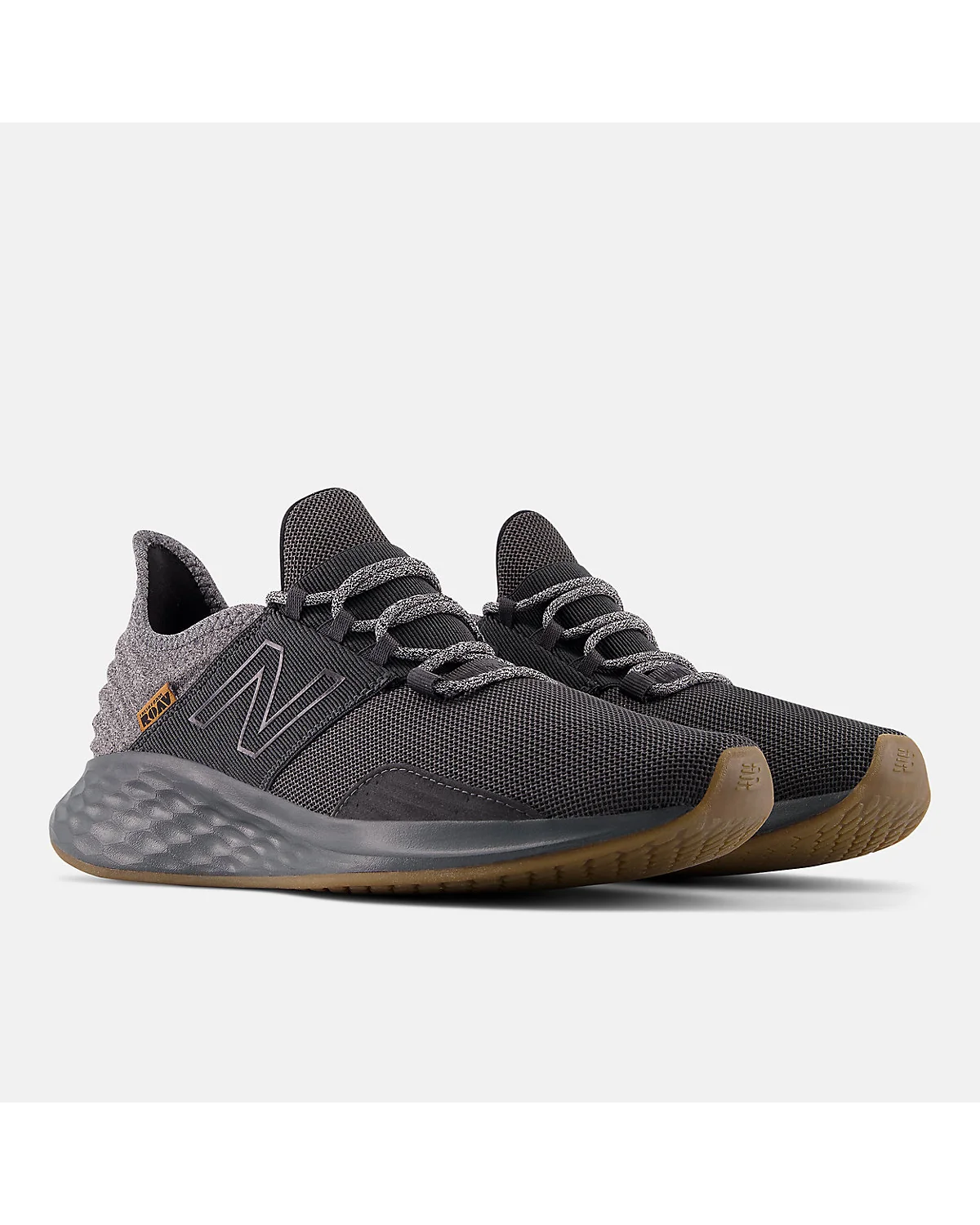Белые кроссовки New Balance Fresh Foam Roav, две пары спереди