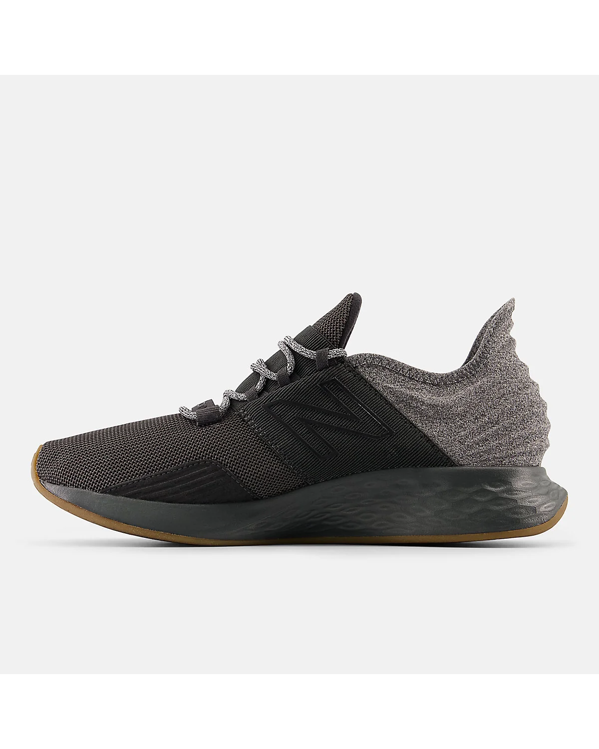 Подошва белых кроссовок New Balance Fresh Foam Roav с логотипом