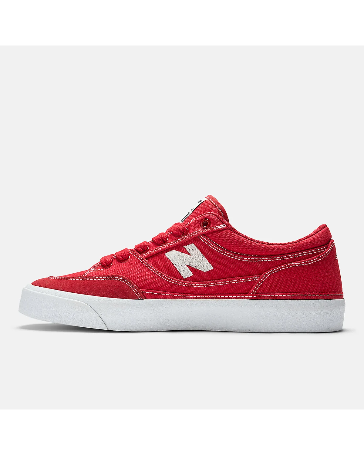 Боковой ракурс красных кроссовок New Balance Numeric 417 с белой подошвой