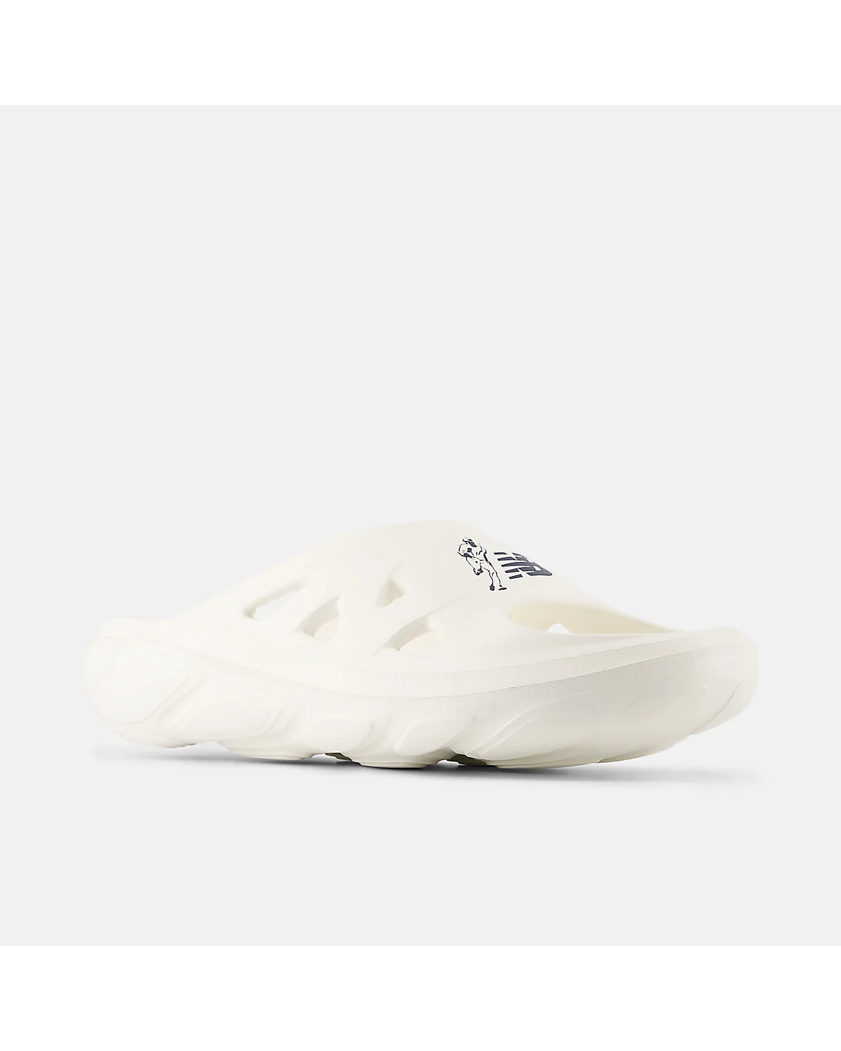 Молочные сандалии New Balance RCVRY Slide вид спереди, две пары