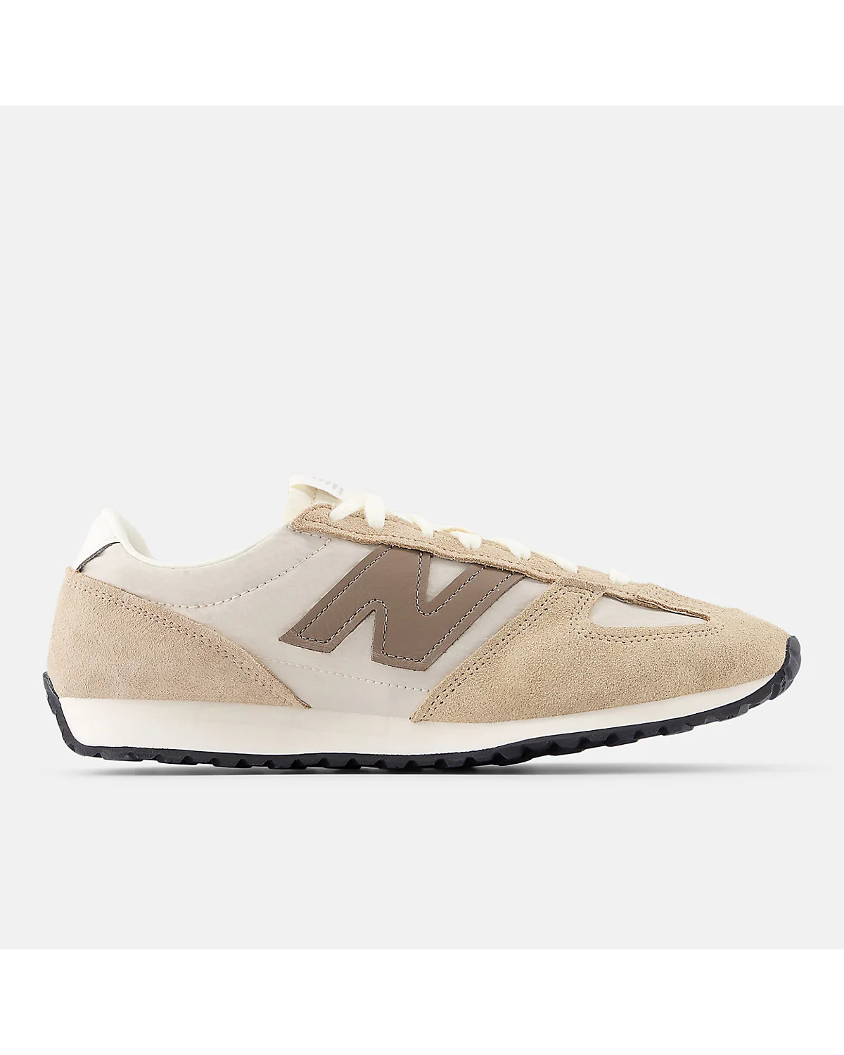 Бежево-серые кроссовки New Balance 471 с чёрным логотипом, вид сбоку