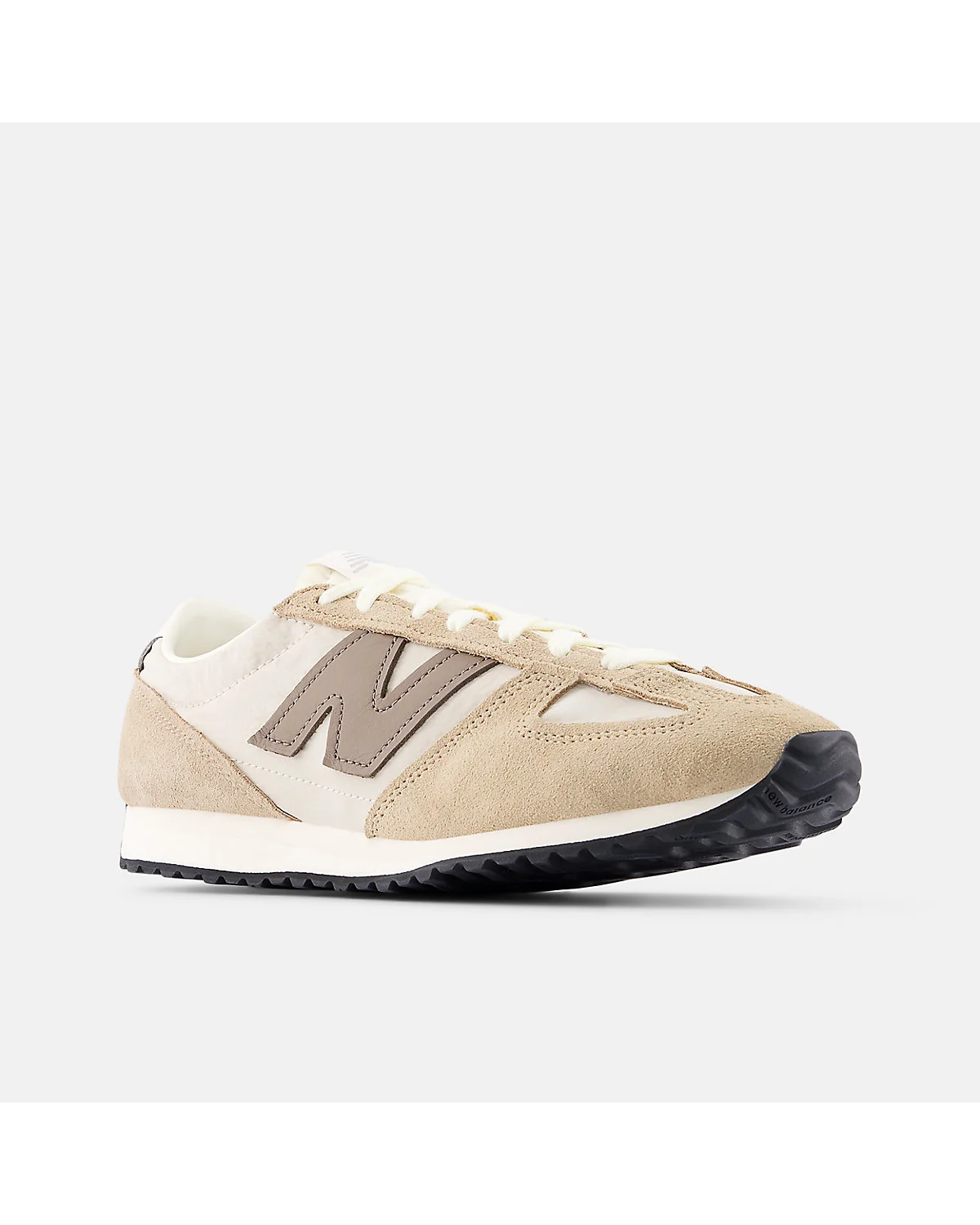 Бежево-серые кроссовки New Balance 471 спереди, две пары со шнуровкой