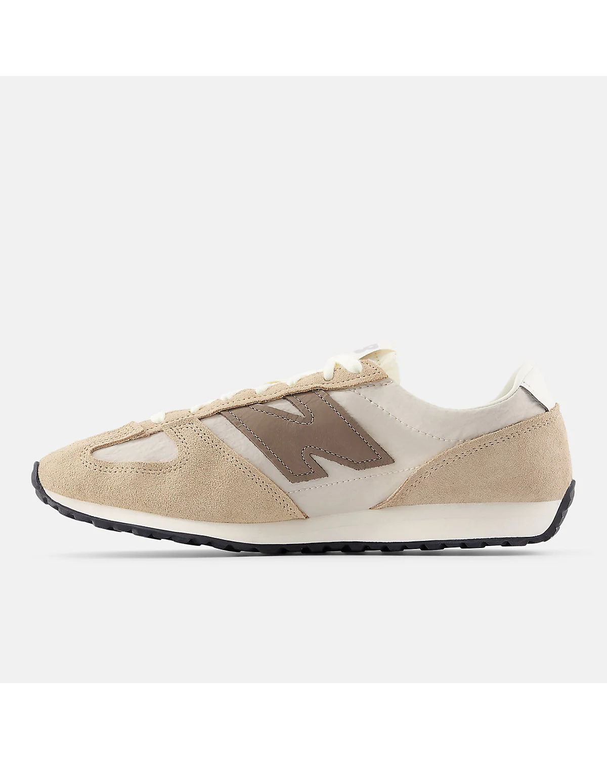 Боковой ракурс ретро-кроссовок New Balance 471 бежево-серого цвета