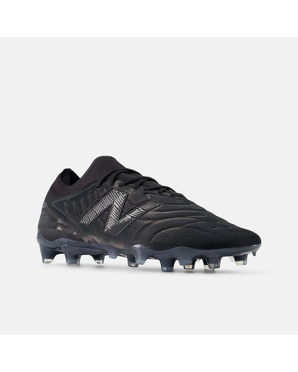 Чёрные футбольные бутсы New Balance Tekela вид спереди с полной шнуровкой