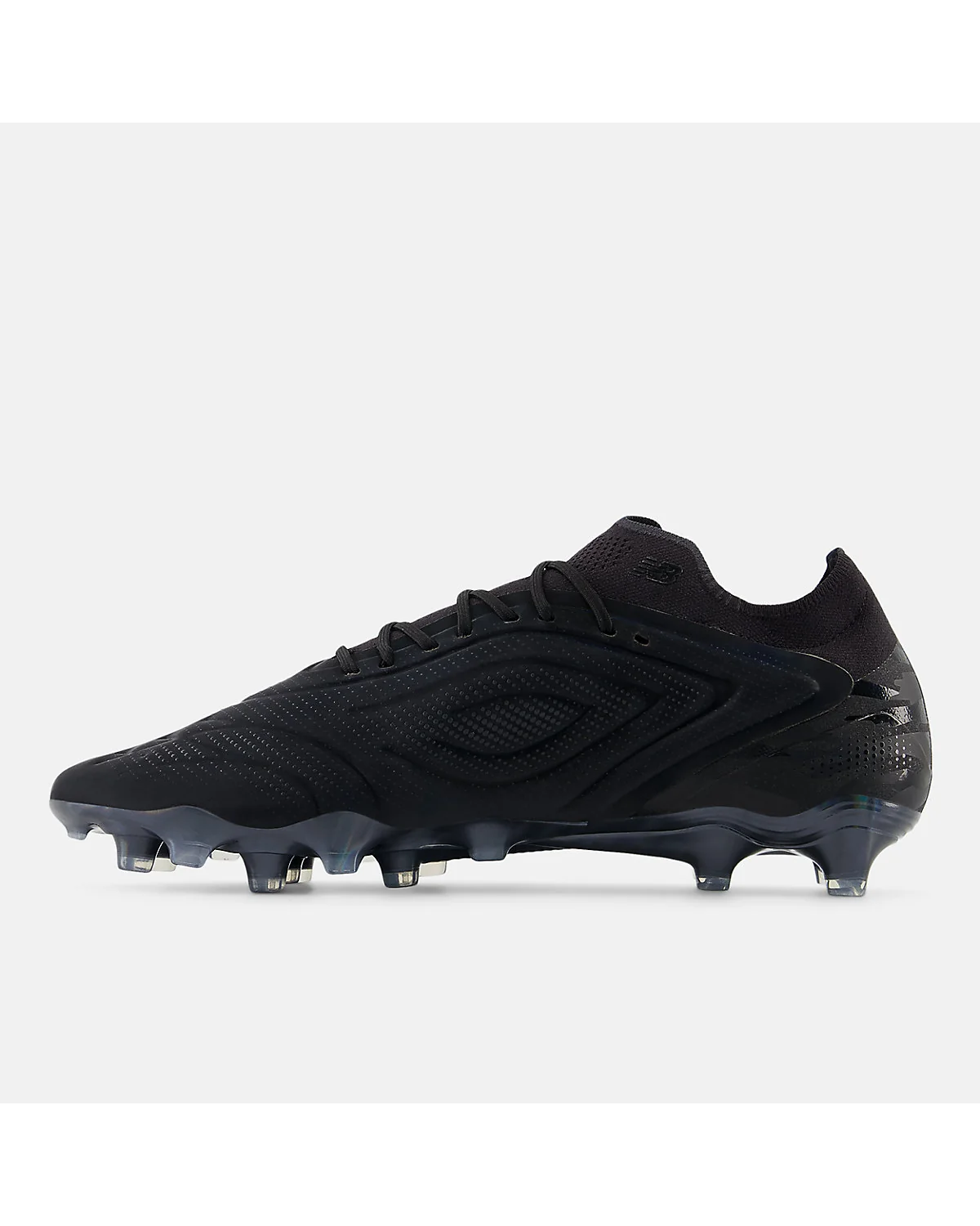 Подошва с шипами чёрных футбольных бутс New Balance Tekela