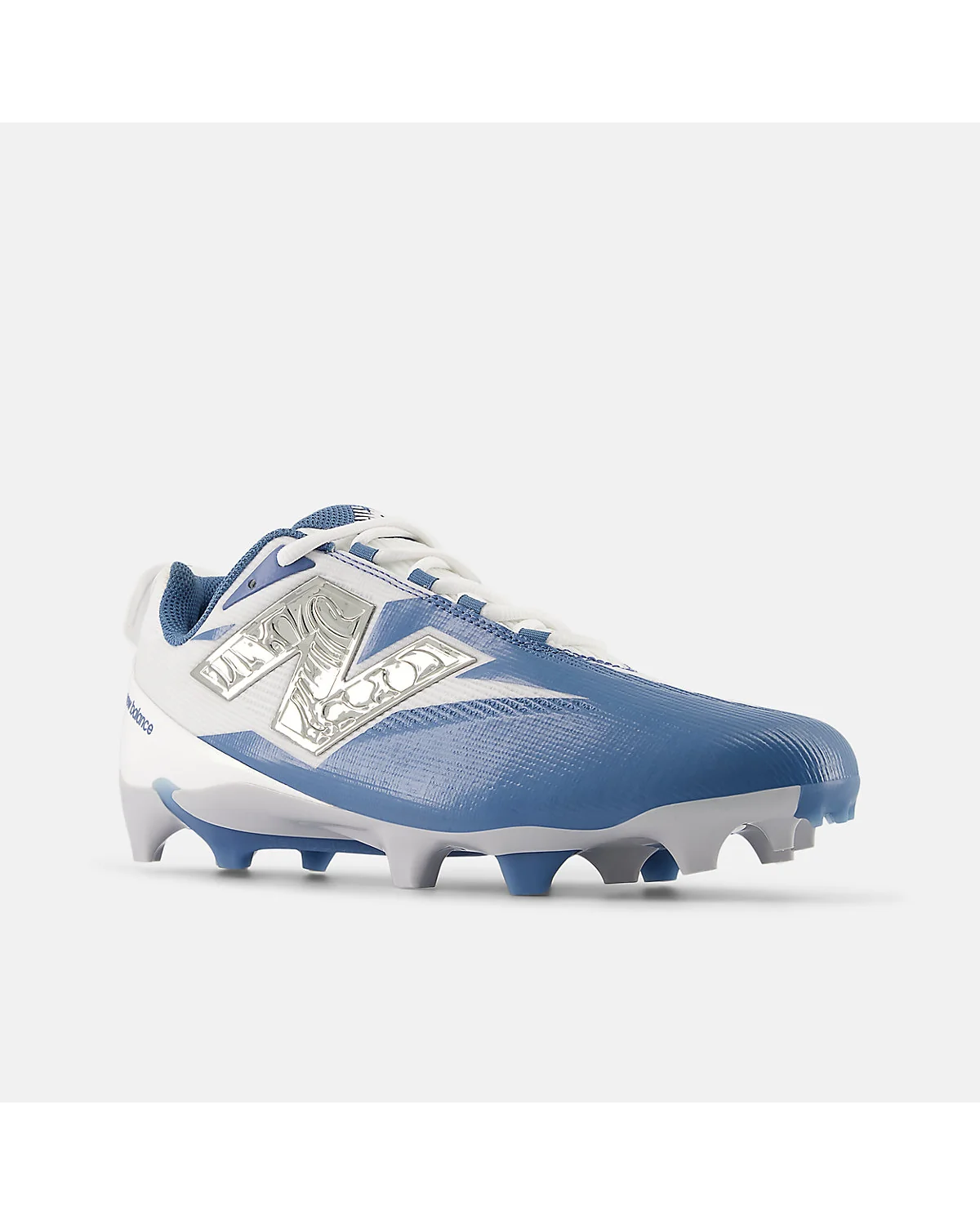 Бутсы New Balance с панелями из инженерной сетки и пластиковыми шипами, вид сбоку.