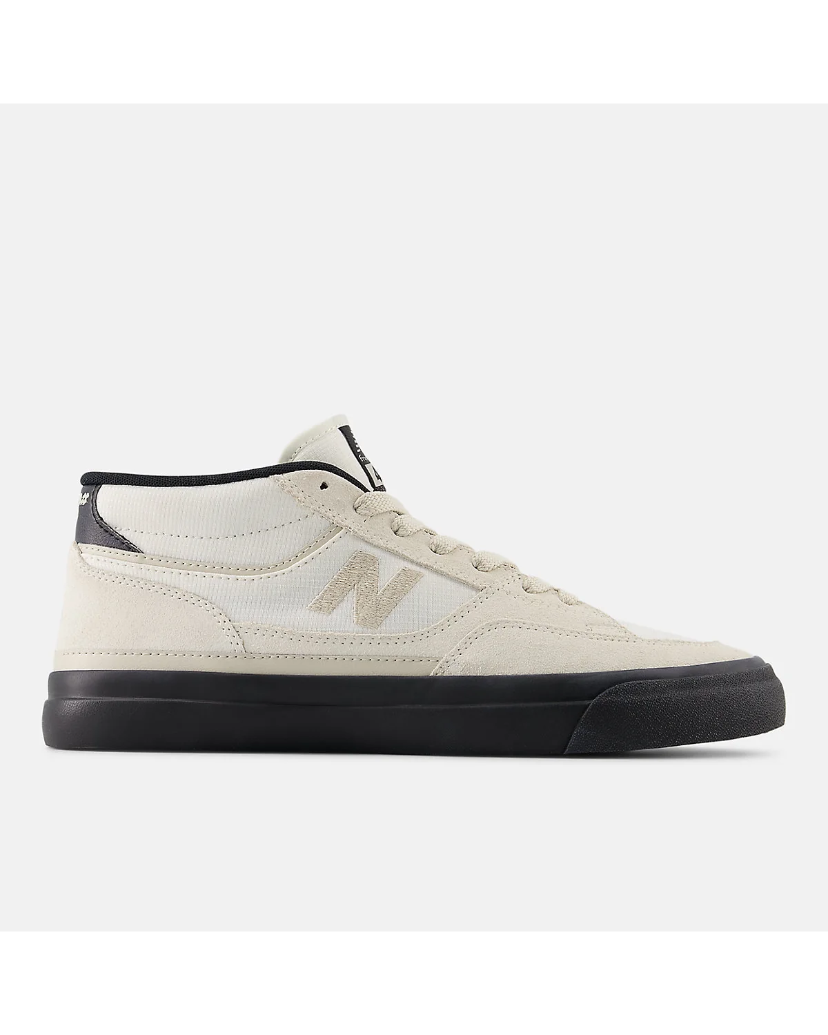 Кеды New Balance Numeric в цвете морская соль с чёрной пяткой, вид сбоку.