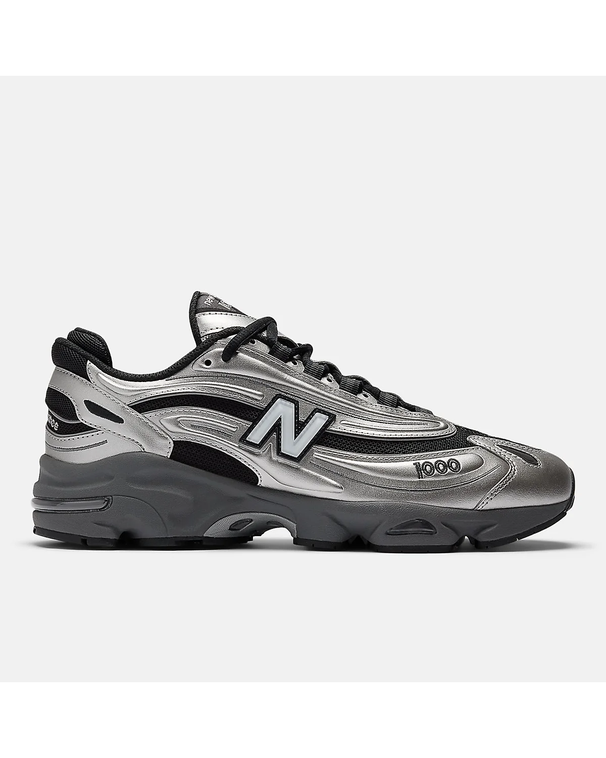 Серебристые кроссовки New Balance 1000 металлик с чёрными вставками, вид сбоку.