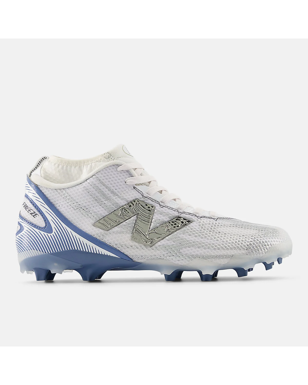 Белые бутсы New Balance FreezeLX для лакросса с синими шипами, вид сбоку.