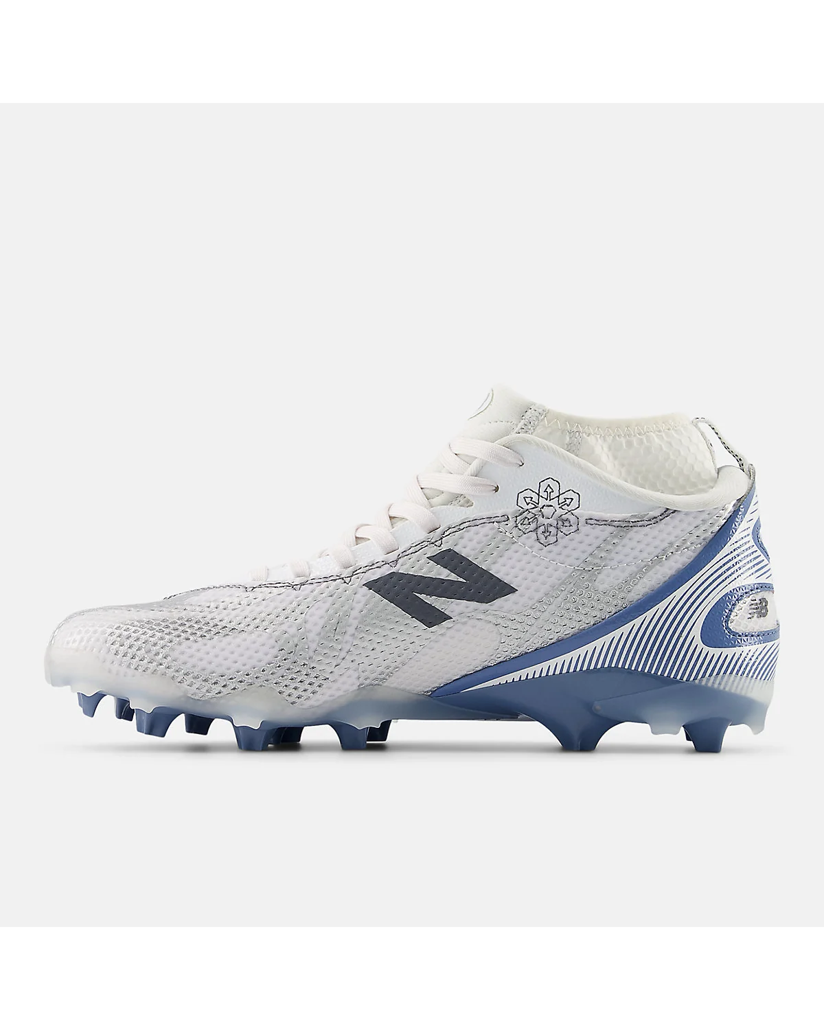 Подошва бутс New Balance с синими пластиковыми шипами, вид снизу.
