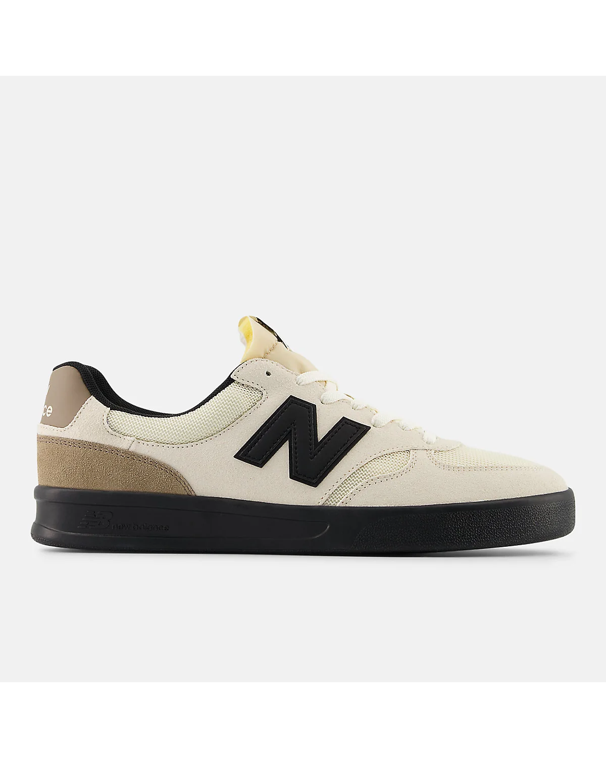 Кеды New Balance CT300 льняного цвета с чёрным логотипом, вид сбоку.