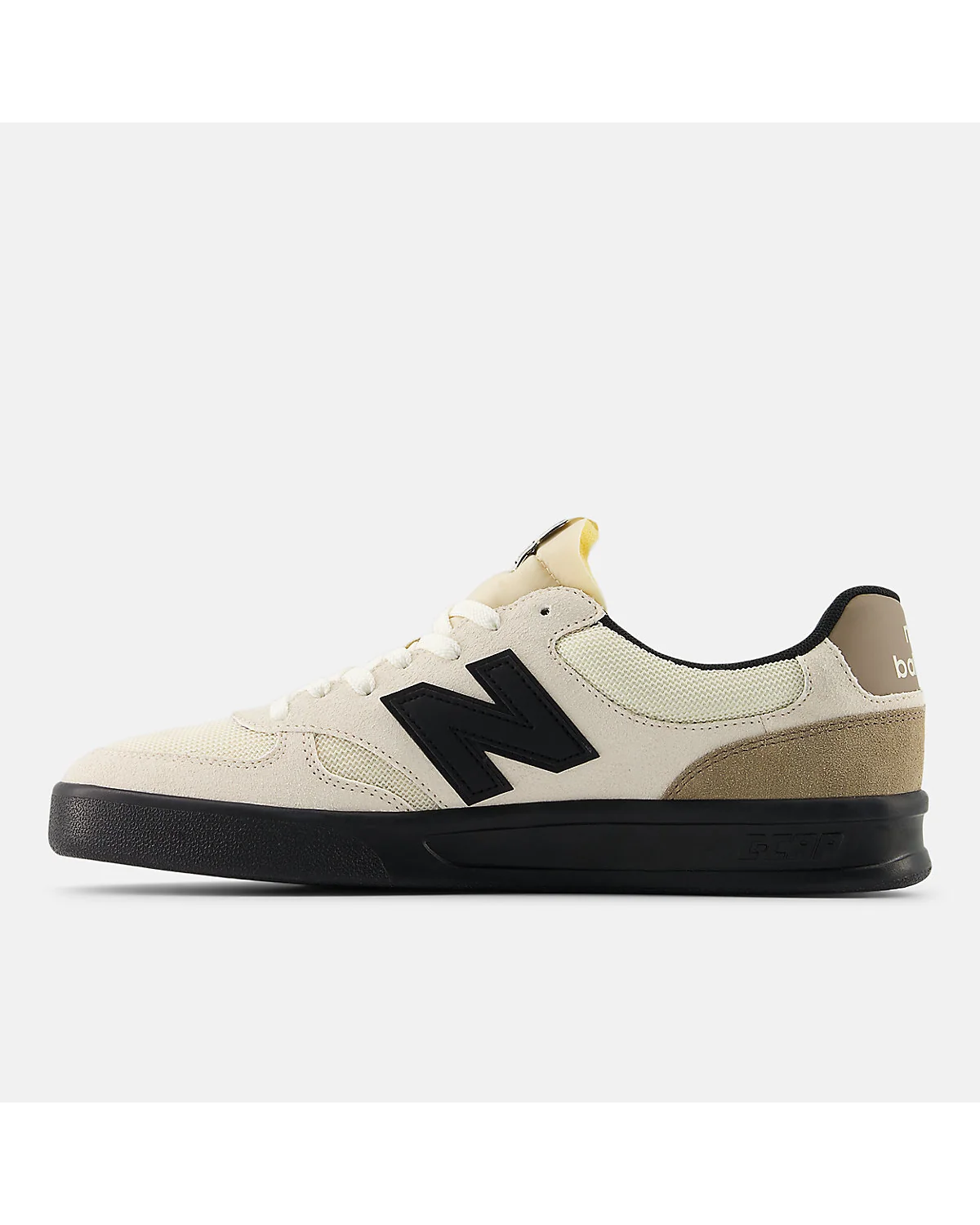 Задняя часть кеда New Balance CT300 с поддержкой щиколотки, вид сбоку.