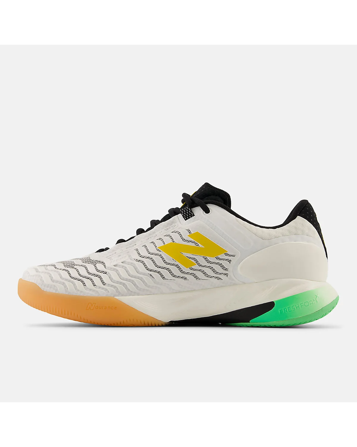 Подошва кроссовок New Balance с оранжевым и зелёным акцентом, вид снизу.