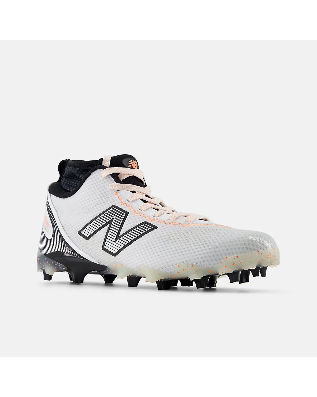 Бутсы New Balance с чёрными панелями и оранжевой подкладкой, вид сбоку.